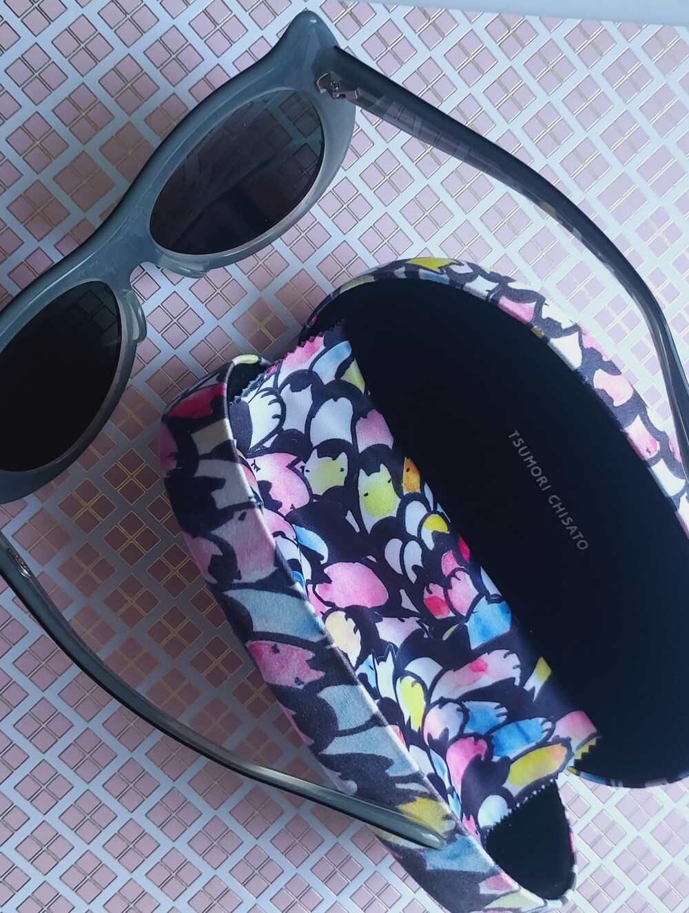 Tsumori Chisato Black Sunglasses with cats pattern colorful Case box cloth set - Picture 3 of 16